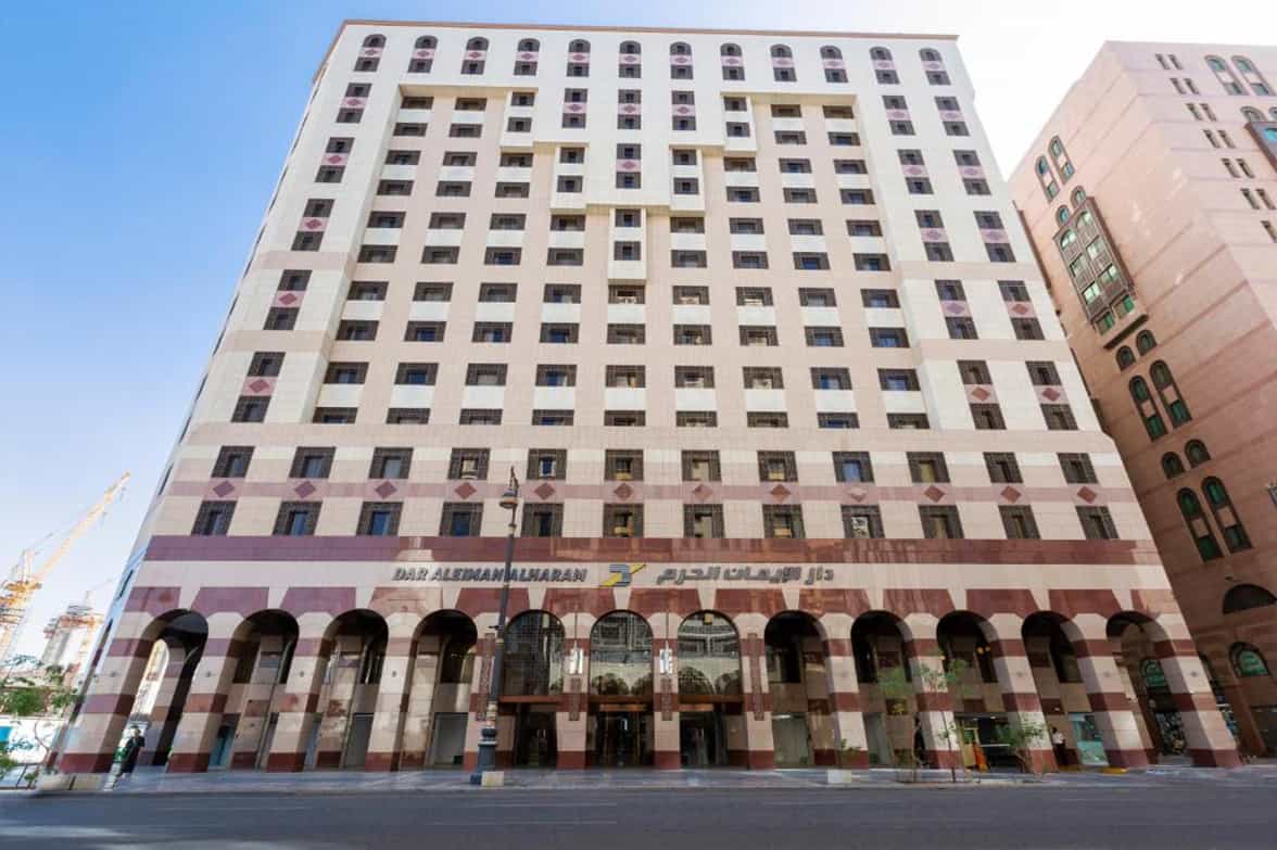 Lavishhotel Facade Captured 