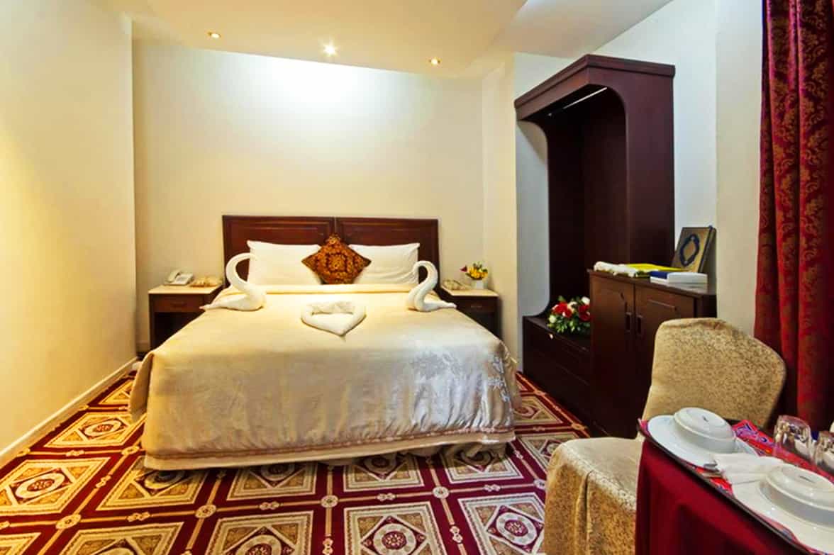Comfortable Queen Bedroom Design 
