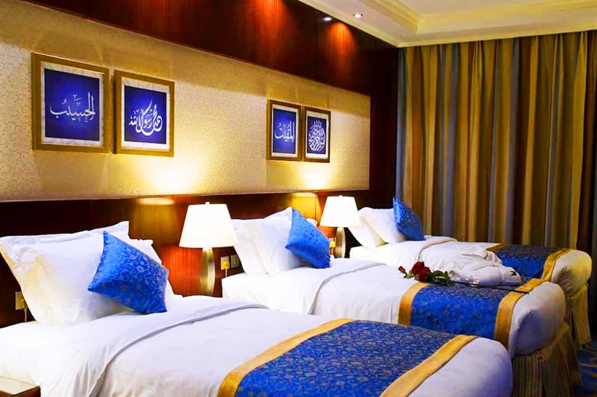 Cozy Triple Room Furnishings 