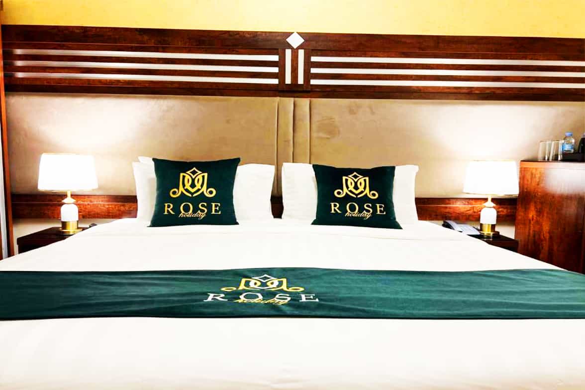 Elegant Queen Bed Design 