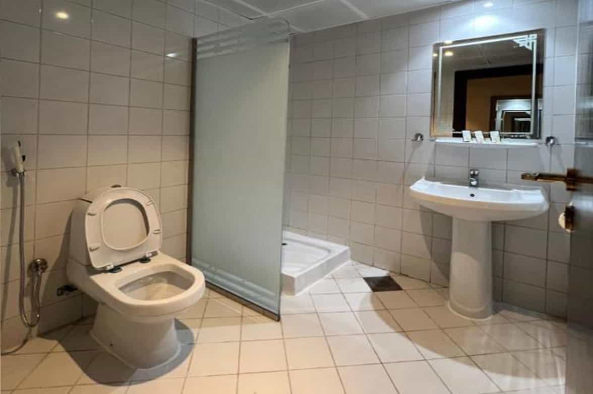 Hotel Spacious Bathroom 