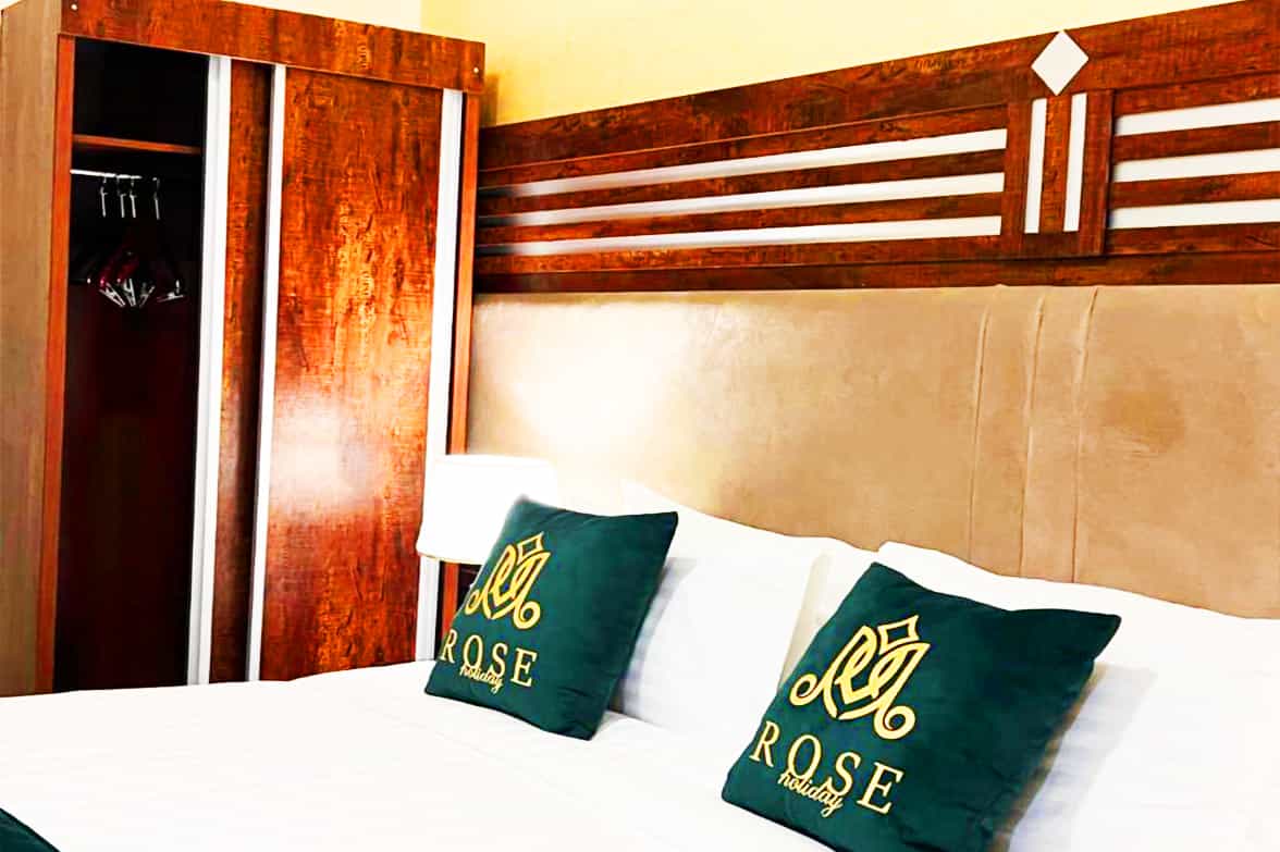Luxurious Hotel Bed Closet 