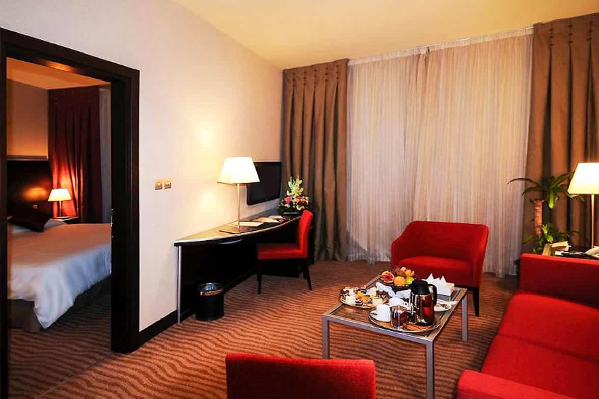 Connecting Suite Red Decor 