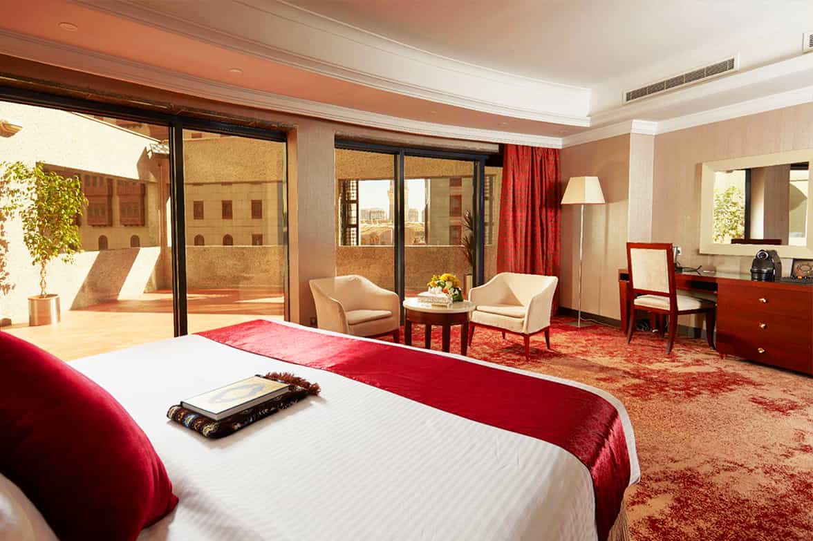 Royal Emerald Bedroom With Balcony 