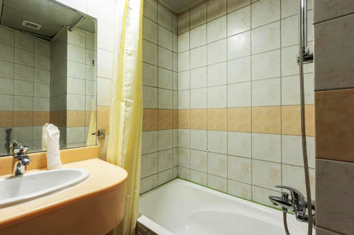 Hotel Washroom With Bath Tub 