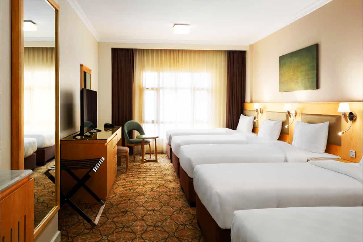 Royal Hotel Spacious Bedspread 
