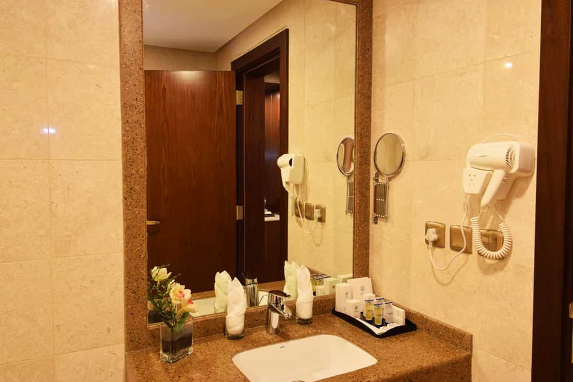 Hotel Luxury Washroom 
