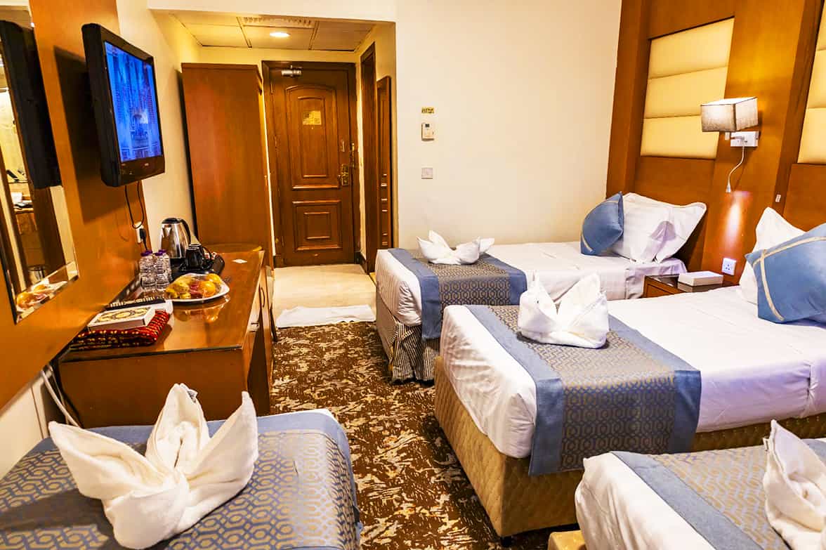 Cozy Hotel Triple Room Closet 
