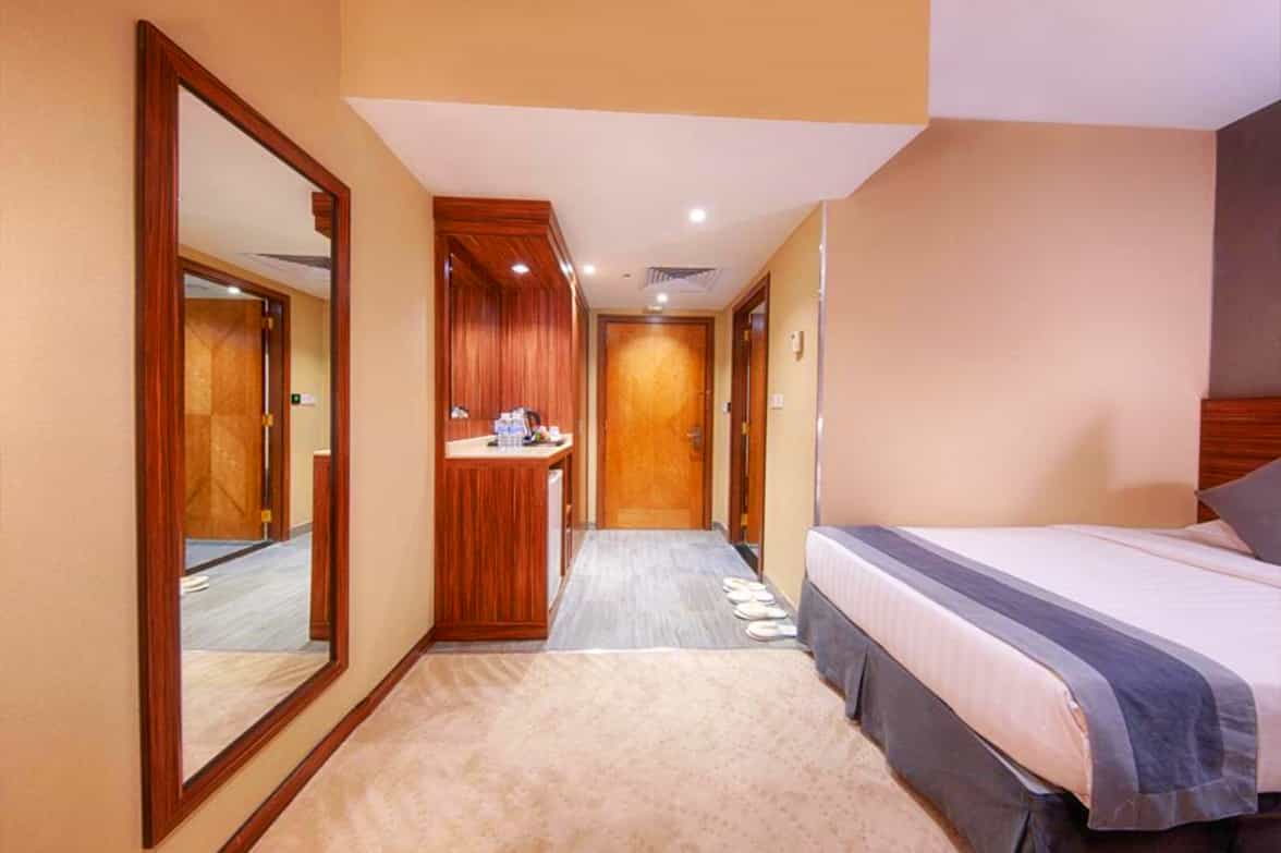 Platinum King Bed Closet 