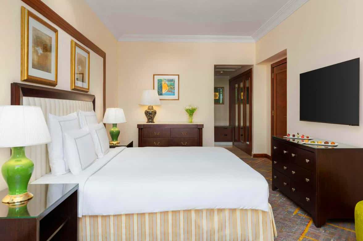 Elegant Bedroom Huge Wardrobe 