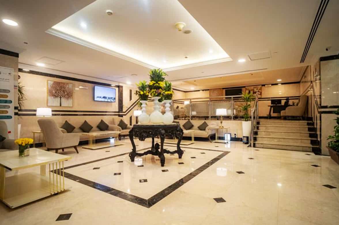 Stylish Sitting Hall Well Decor