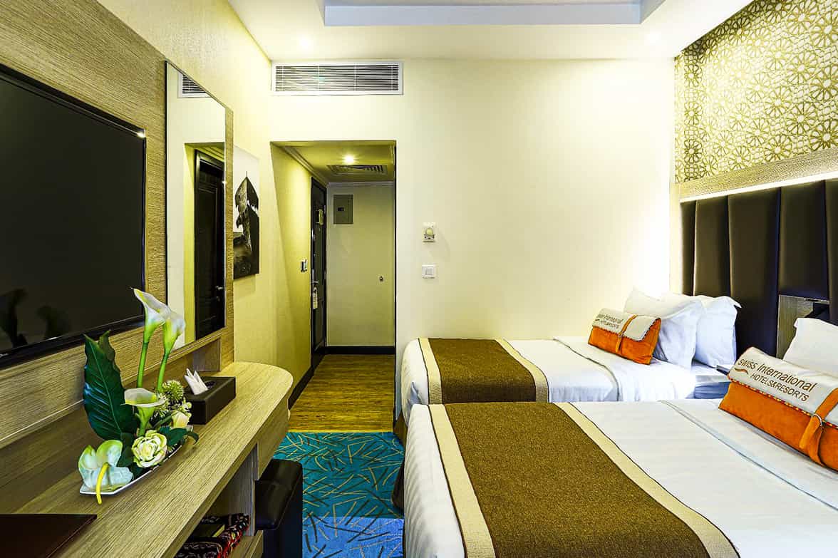 Spacious Luxury Bedroom Closet